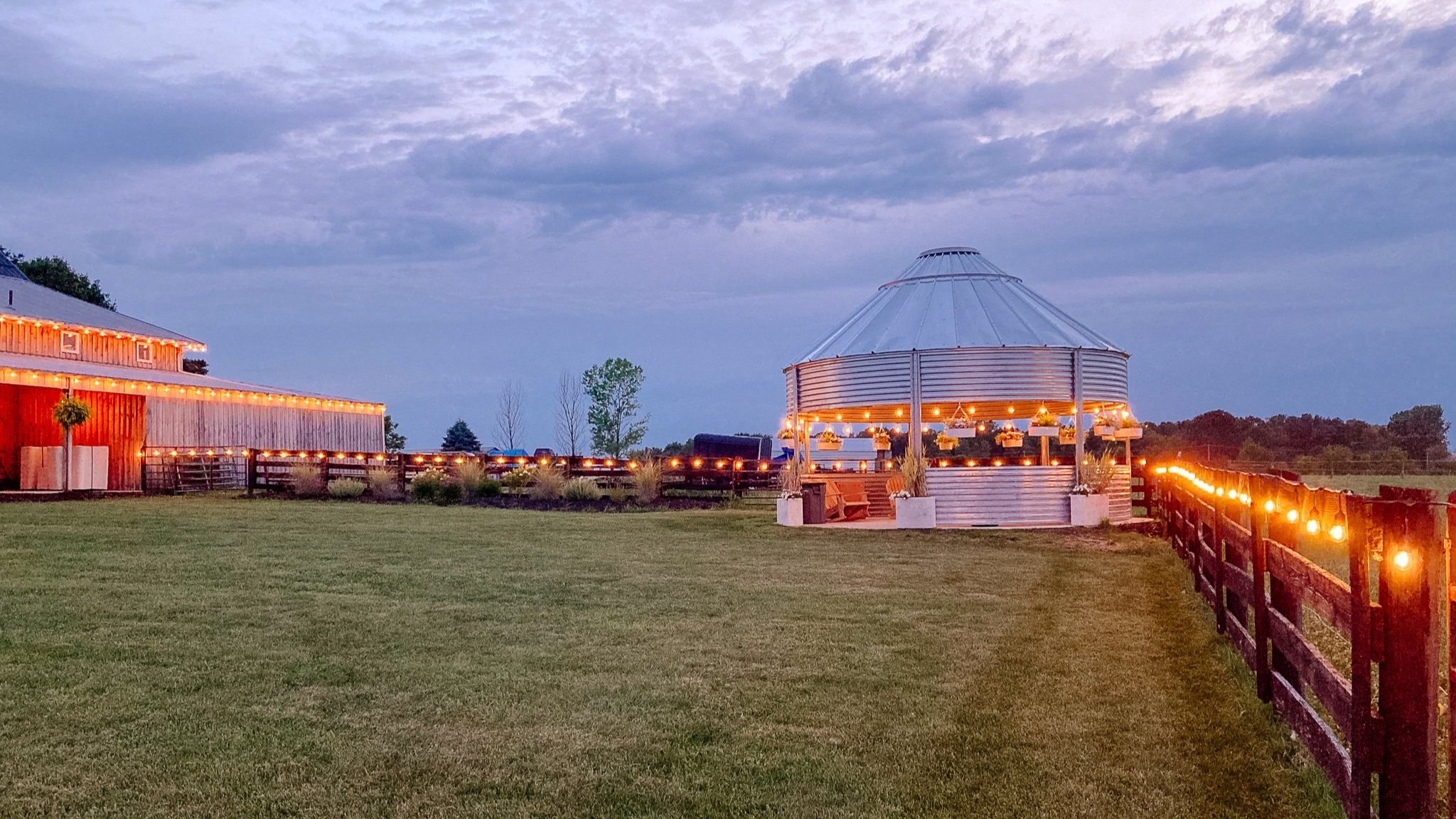 Barn and grain bin silo at Columbus Ohio wedding venue
