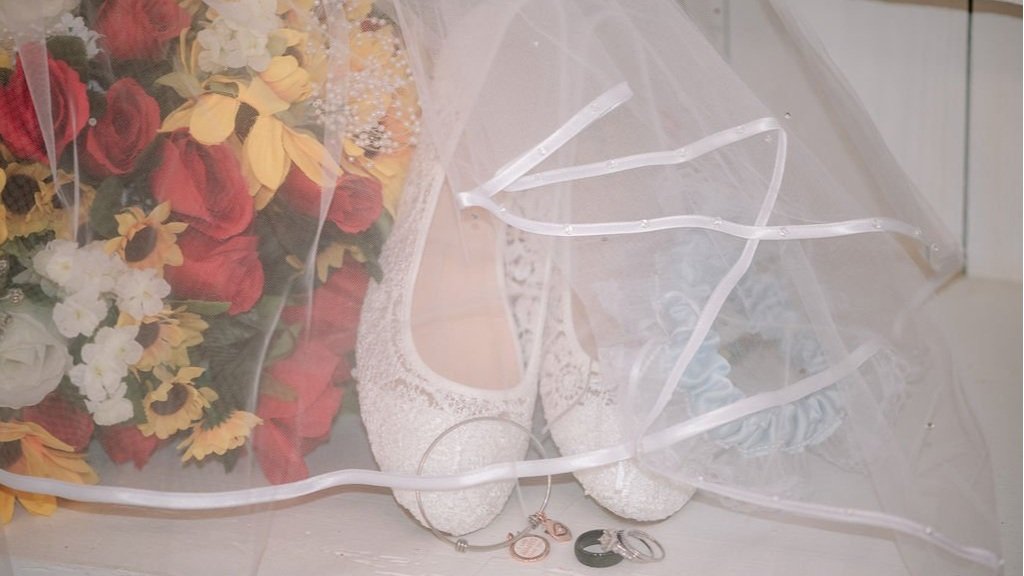 bridal jewelry, bouquet and veil