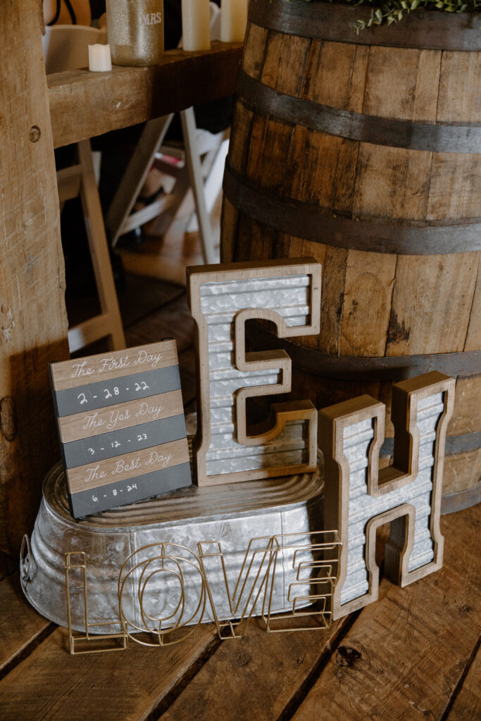 A rustic display at a charming Columbus, Ohio wedding venue.